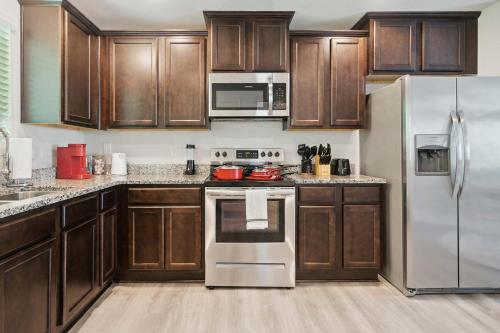 ครัวหรือมุมครัวของ Stylish King 3-Bed Townhome Minutes to Cary & NC State