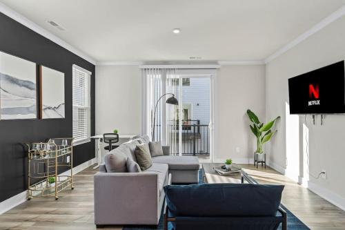 Μια τηλεόραση ή/και κέντρο ψυχαγωγίας στο Luxe King 3BR Townhouse Mins to Uptown CLT