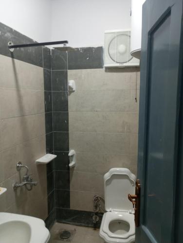 Bilik mandi di Mr Khaled Hotel