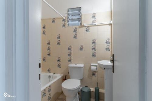 Un baño pequeño con inodoro y lavabo. en 'Nefeli' House With Amazing View Βy The Sea, en Nea Makri