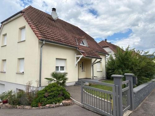 une maison blanche avec une clôture devant dans l'établissement LairPure, à Villé