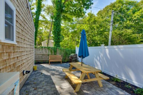 Κήπος έξω από το Walk to Main St Osterville Village Gem with Patio