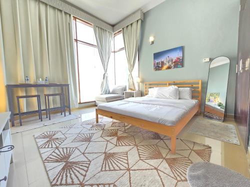 เตียงในห้องที่ Chic studio in Central Dubai