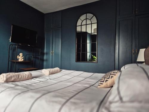 Letto o letti in una camera di Unique & Stylish Town House in Central Cheltenham