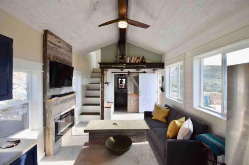 Η κουζίνα ή μικρή κουζίνα στο Modern Tiny House With Spectacular Views