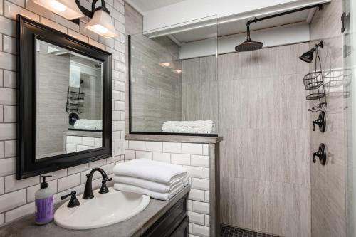 Ένα μπάνιο στο Modern Tiny House With Spectacular Views