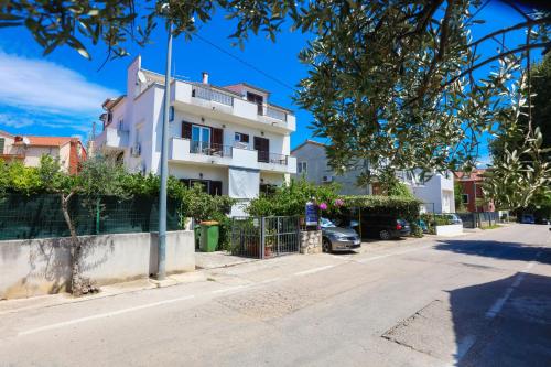 Apartments with parking space Vodice - 24808