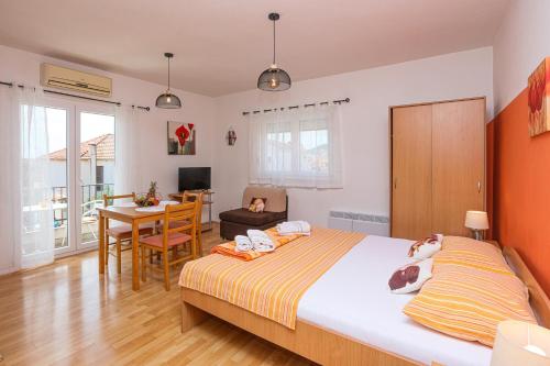 Apartments with parking space Vodice - 24808