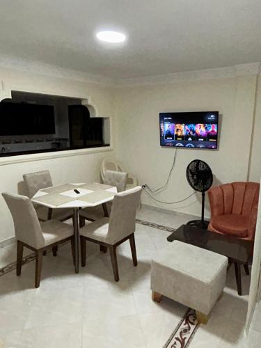 a living room with a table and chairs and a tv at Hermoso apto piso 2 barrio san jose in Barranquilla