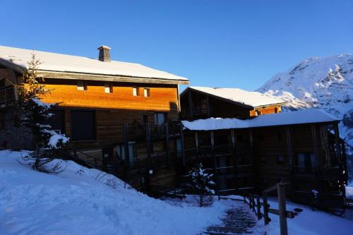une maison sous la neige avec de la neige sur le toit dans l'établissement Résidence Cristallines - 3 pièces 6 personnes MAE-0054, à Orcières