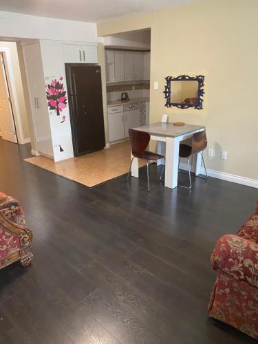 Dapur atau dapur kecil di One bedroom suite with independent access