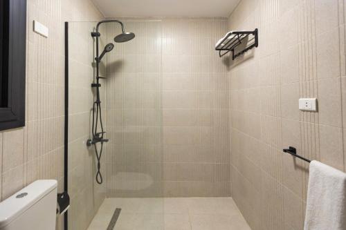 开罗Cairo Homes Maadi Nile View Family的浴室里有玻璃门的淋浴间