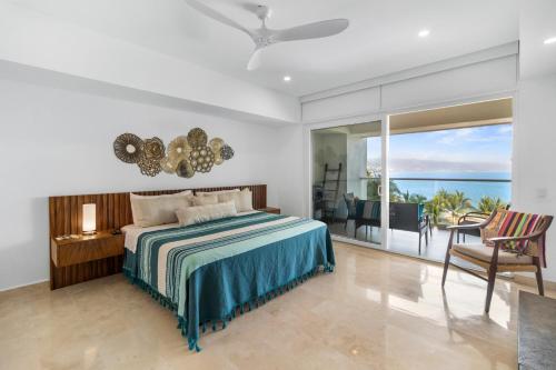 een slaapkamer met een bed en uitzicht op de oceaan bij Magnificent condo with ocean view in Puerto Vallarta