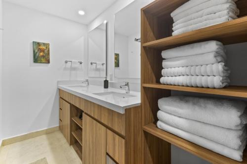 een badkamer met een wastafel en een stapel handdoeken bij Magnificent condo with ocean view in Puerto Vallarta