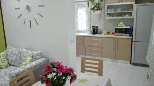 sala de estar con sofá y mesa con flores en Il Tulipano, en Matera