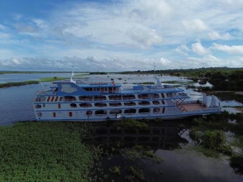 a large boat is docked in the water at Aluguel embarcação cop 30 com 21 suítes in Belém