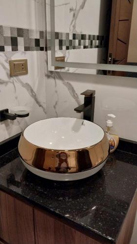 a bathroom with a bowl sink on a counter at El departamento de Verito in Cochabamba