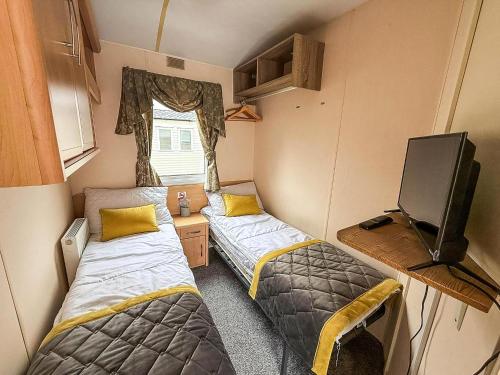 Ένα ή περισσότερα κρεβάτια σε δωμάτιο στο Homely 8 Berth Caravan At Southview Holiday Park Near Skegness Ref 33003M