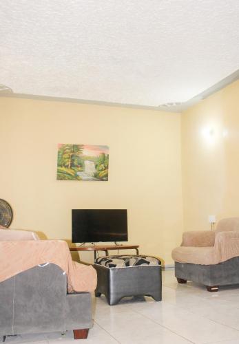 Μια τηλεόραση ή/και κέντρο ψυχαγωγίας στο Oceanview 2BR Getaway 3min Beach 5min Airport
