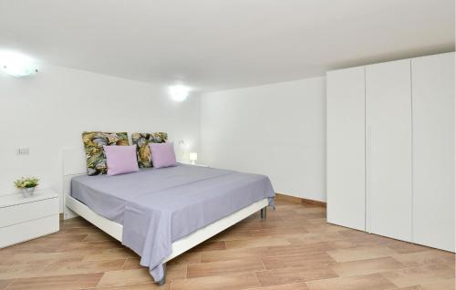 a white bedroom with a bed and white cabinets at Amazing Home In Giungano in Giungano