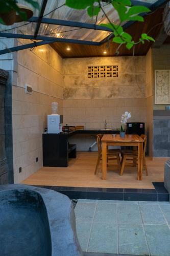 Una cocina o zona de cocina en Ubud Paras Ayu Villa