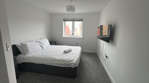 Una cama o camas en una habitación de New House! Large Drive! Ideal For Business or Relocation, Weekly and Monthly Stay