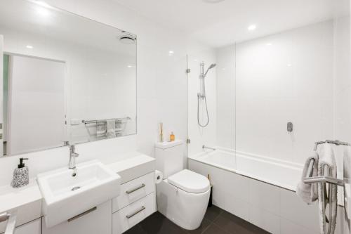 Ένα μπάνιο στο 104 Portarlington Esplanade 2 bedroom, 2 bathroom apartment Parking Walk to the beach and shops Elevator access