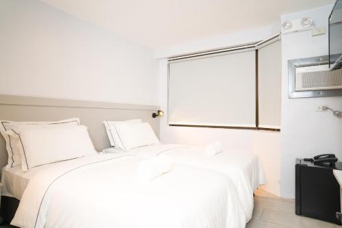 Una cama o camas en una habitación de Hotel Lucca