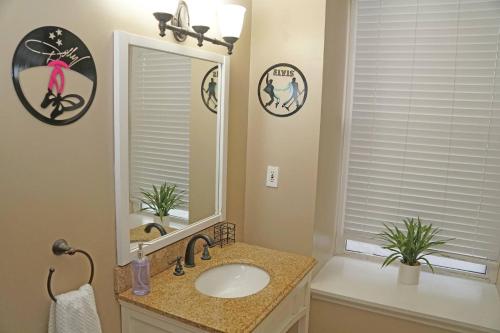 ein Badezimmer mit Waschbecken und Spiegel in der Unterkunft Historic Honky Tonk Hideaway in Nashville