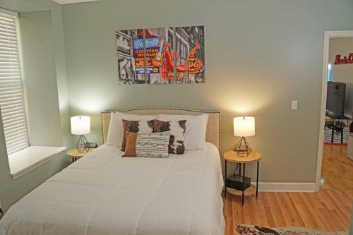 ein Schlafzimmer mit einem großen Bett mit zwei Lampen in der Unterkunft Historic Honky Tonk Hideaway in Nashville