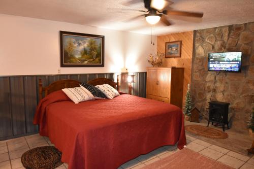 a bedroom with a bed and a ceiling fan at Laurel Lake Cabins in Corbin