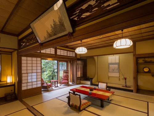 a living room with a table in the middle of it at Charoku Bekkan in Miyazu