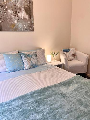 a bedroom with a bed and a chair at GREENVIEW, BFast,WiFi,Fetch, Walk2Pizza,Liquor in Bell Post Hill