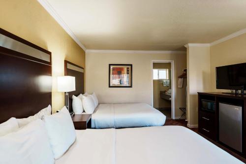 Ένα ή περισσότερα κρεβάτια σε δωμάτιο στο Quality Inn Ukiah