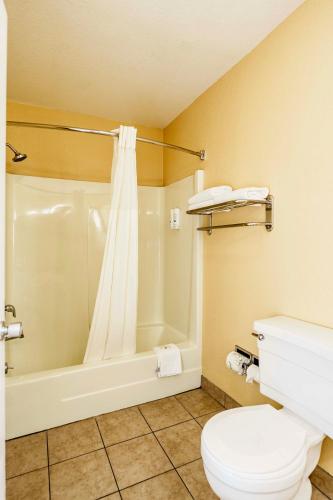 Ένα μπάνιο στο Quality Inn Ukiah