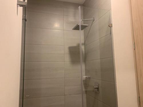 a shower with a glass door in a bathroom at Apartamento Playa y piscina, Santa Marta in Santa Marta