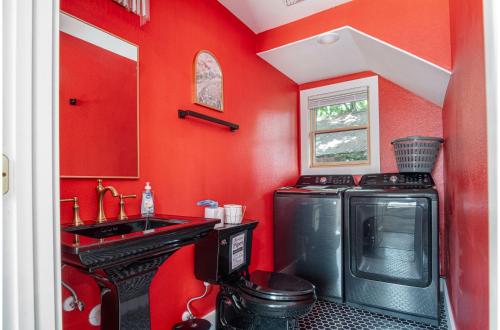 Η κουζίνα ή μικρή κουζίνα στο Stylish Stay with Unforgettable Downtown Views