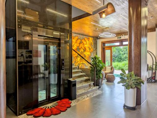 a lobby with a staircase with flowers on the floor at Daisy's Villa TamCoc in Vũ Lâm