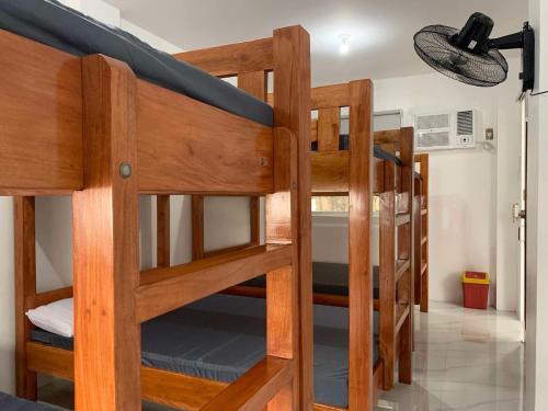 Palanda nebo palandy na pokoji v ubytování Cabongaoan Beach Resort