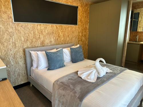 Ein Bett oder Betten in einem Zimmer der Unterkunft Adventist Alpine Village