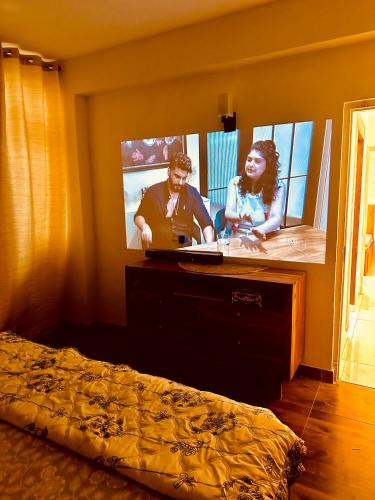 TV a/nebo společenská místnost v ubytování HomeyStays 3BHK apartment with Lakeside walk