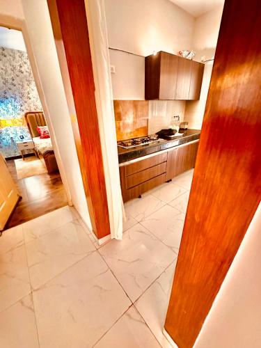 Kuchyň nebo kuchyňský kout v ubytování HomeyStays 3BHK apartment with Lakeside walk