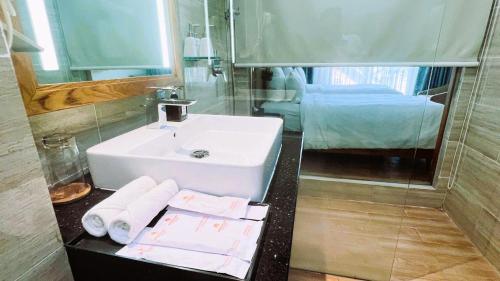 Ein Badezimmer in der Unterkunft Marina Bay Con Dao Hotel