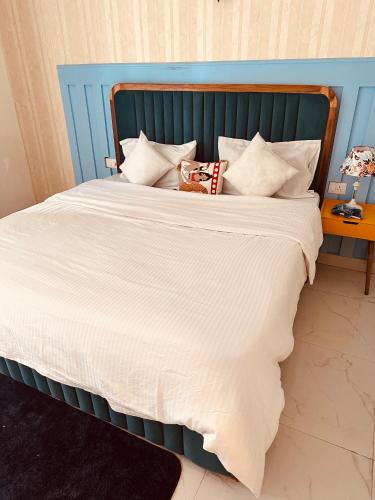 Postel nebo postele na pokoji v ubytování HomeyStays 3BHK apartment with Lakeside walk