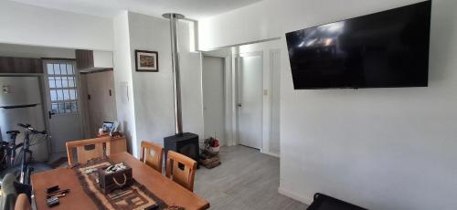 Televisyen dan/atau pusat hiburan di Casa de playa disfrutable en invierno y verano