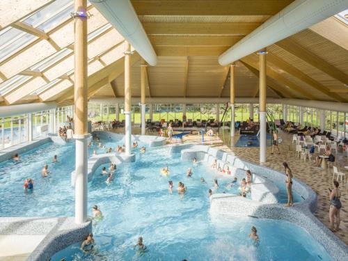 un grupo de personas en una piscina en Texel Chalet w Hotel Comfort, en De Cocksdorp