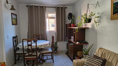 タボアン・ダ・セーハにあるSinta-se em Casa Longe de Casaのテーブルと椅子と窓のあるダイニングルーム