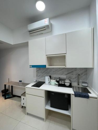Η κουζίνα ή μικρή κουζίνα στο Bay Suites by Pinstay Plus
