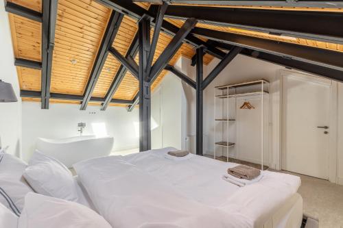 Postel nebo postele na pokoji v ubytování New Gudauri Voyage Apartments BY GONDOLA