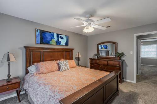 Ένα ή περισσότερα κρεβάτια σε δωμάτιο στο Cameron House-2 br apt 2 mins Park Plaza Mall-6 mins UALR-7 mins UAMS